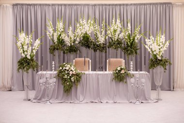 Düğün için hazırlanmış bir masa ya da başka bir akşam yemeği..