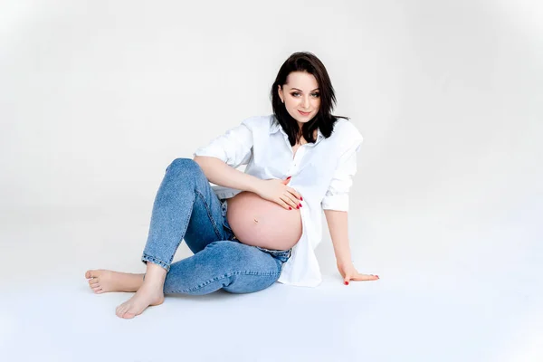 Porträtt av den unga gravida kvinnan klädd i avslappnad stil — Stockfoto