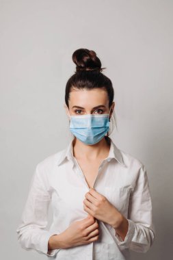 Enfeksiyonu önlemek için hijyen maskesi takan genç Avrupalı kadın doktor portresi..