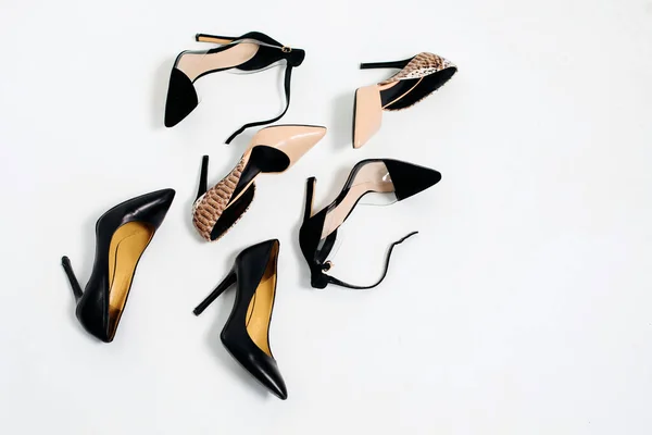 Beyaz arka planda kadın ayakkabıları. Moda koleksiyonu . — Stok fotoğraf