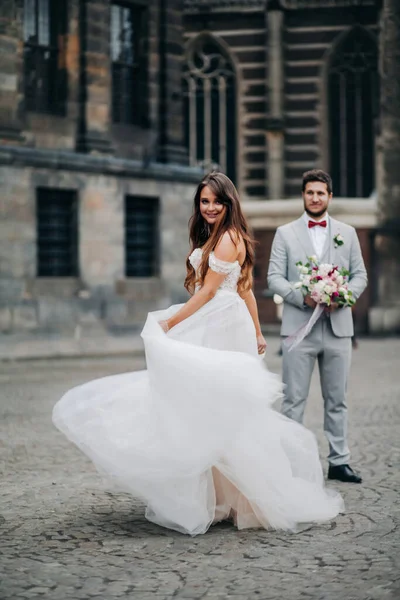 Krásná nevěsta na portrétu tančí pro ženicha a točí zpět venku. — Stock fotografie