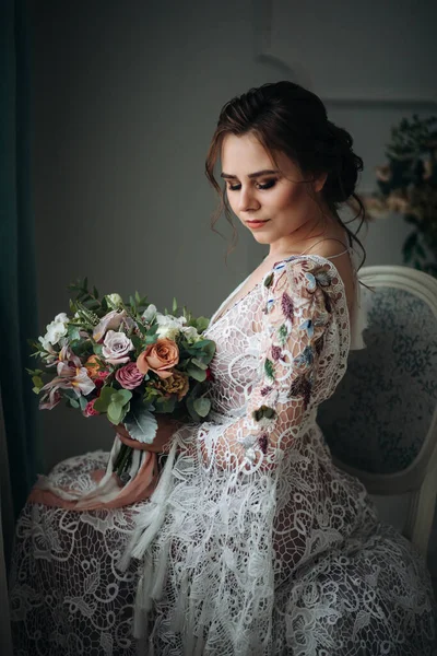 Όμορφη νεαρή νύφη με ένα μπουκέτο στο στυλ της Βοημίας. Στυλ Boho, μινιμαλισμός. — Φωτογραφία Αρχείου