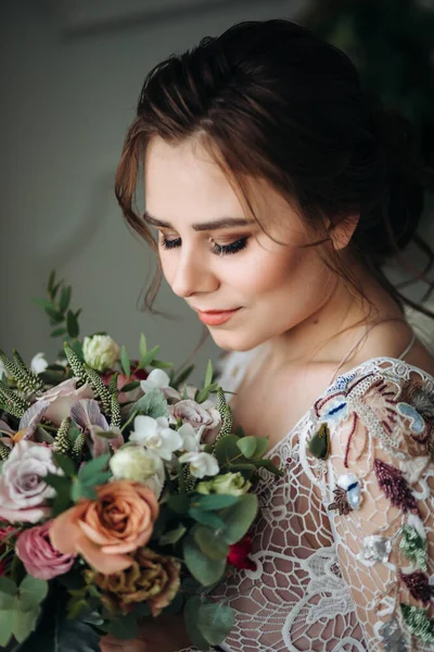 Beautiful young bride with a bouquet in the style of Bohemia. Boho style, minimalism. — Stock Photo, Image