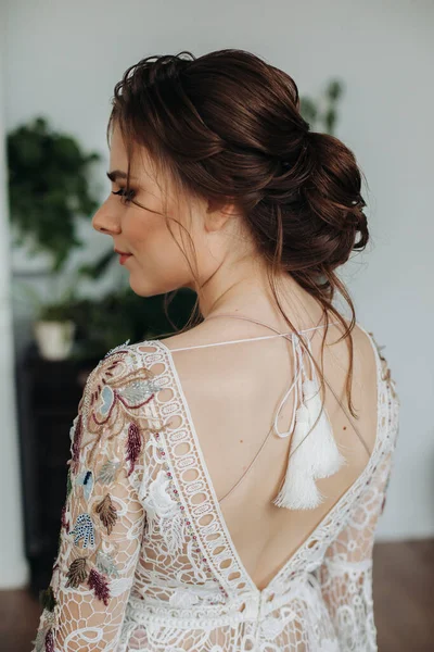 Boho saç stili. Gelin saç stili. Şık giyinmiş güzel bir gelin.
