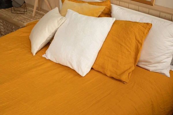 Orange linen bed linen with white and orange pillows. comfort and cozy home — Stock Photo, Image