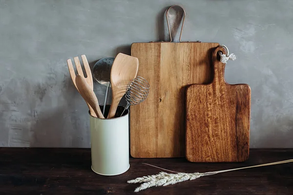 Electrodomésticos de cocina en una mesa de madera, contra una pared de textura gris. Espiguillas secas — Foto de Stock