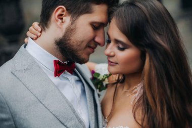 Güzel gelin ve damat evlendikleri gün kucaklaşıp öpüşüyorlar.