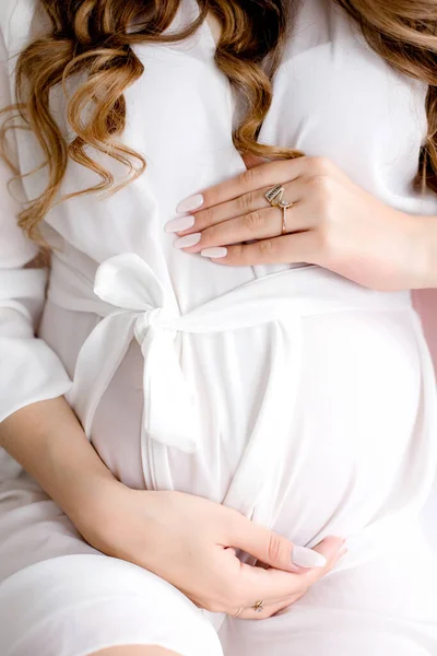 Close-up de uma mulher grávida tocando sua barriga — Fotografia de Stock