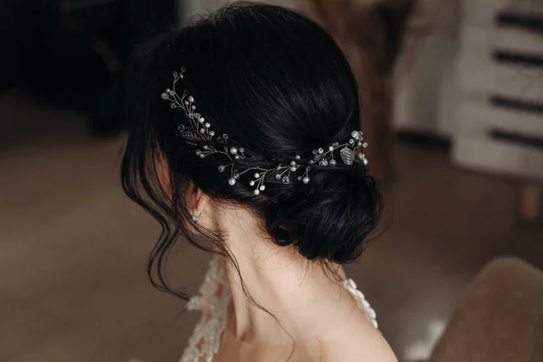 Свадебная прическа. Невеста. Брюнетка с вьющимися волосами — стоковое фото