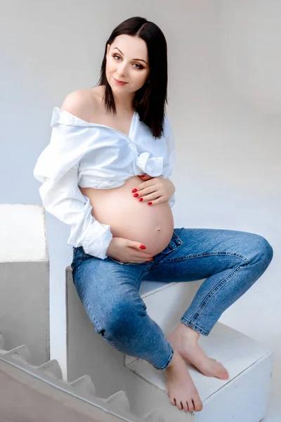 Mooie Jonge Zwangere Vrouw Brunette Blauwe Jeans Knuffels Buik Modeportraat — Stockfoto