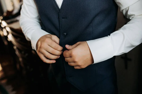 Mavi takım elbiseli bir adam ceketinin fermuarını çeker, yakın plan. İş adamı kıyafet değiştiriyor. Ton düzeltmesi. FASHION, STYLE. Kapat.