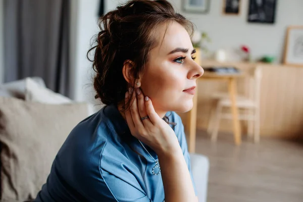 Retrato Una Chica Con Ojos Verdes Peinado Recogido Maquillaje Suave — Foto de Stock