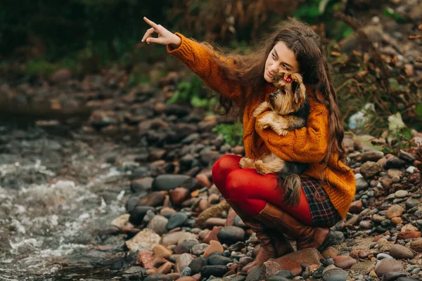 Una Niña Adolescente Paseo Con Perro Los Bosques Ella Con — Foto de Stock