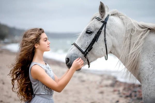 Une Jeune Fille Aux Longs Cheveux Bouclés Dans Une Robe — Photo