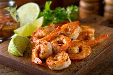 Delicious karides cajun baharat ve kireç ile Sote.