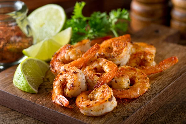 Deliciosos camarones salteados con condimento cajún y lima . — Foto de Stock