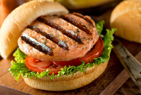 Hambúrguer de salmão grelhado — Fotografia de Stock
