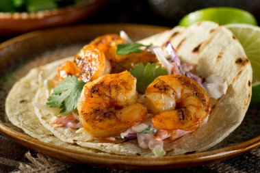 Lezzetli baharatlı karides taco kremsi Salantro lahana ve limon ile.