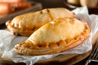 Lezzetli ev yapımı Cornish pasties sığır eti, havuç ve patates ile.