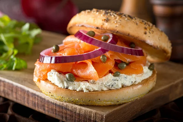 Bagel tostado con salmón ahumado y queso crema — Foto de Stock