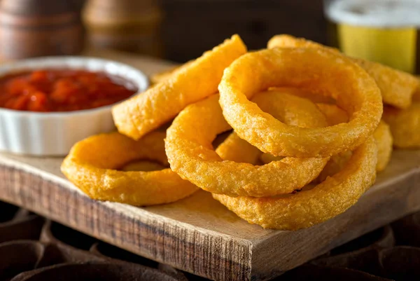 Zwiebelringe mit Ketchup — Stockfoto