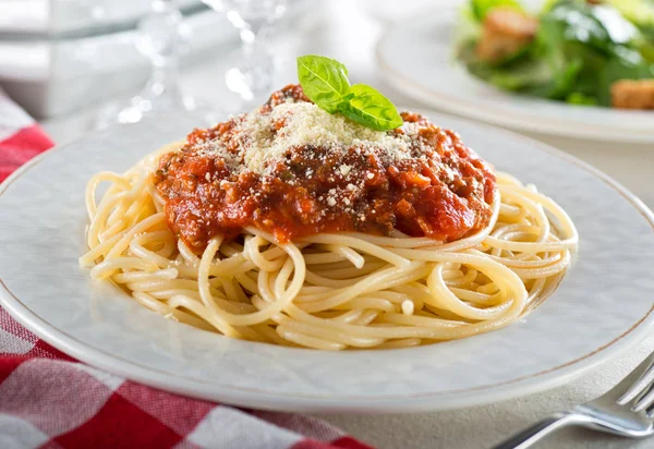 Espaguete Bolonhesa com molho de carne e manjericão fresco . — Fotografia de Stock