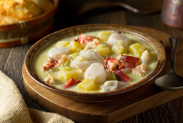 A delicious hot bowl of homemade seafood chowder — Stock Photo, Image