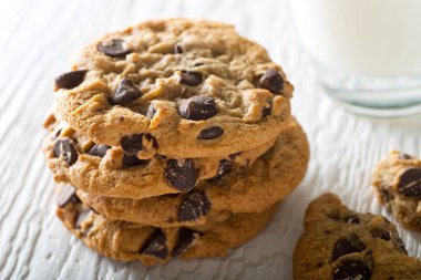 Çikolata parçacıklı kurabiye.