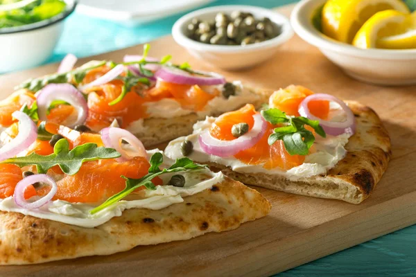 Smoked Salmon Pizza — Stock Photo, Image