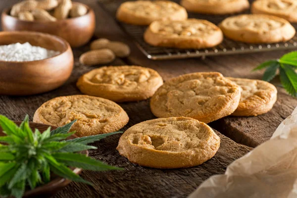 Deliciosas galletas caseras de marihuana con mantequilla de maní . — Foto de Stock