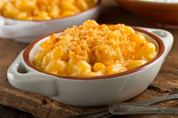 A bowl of delicious homemade mac and cheese. — Stock Photo, Image