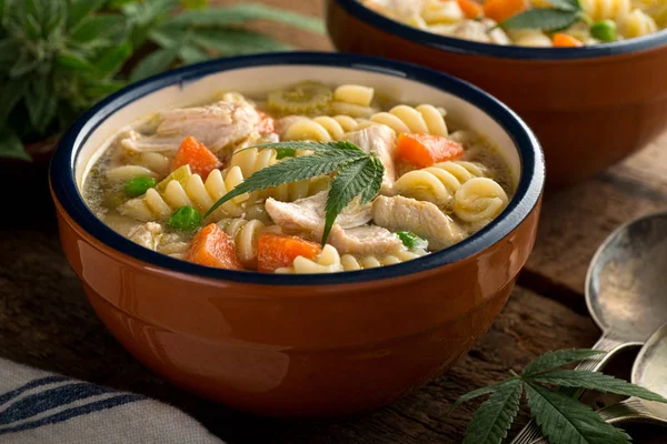 Un tazón de deliciosa sopa casera de fideos de pollo con marihuana . — Foto de Stock