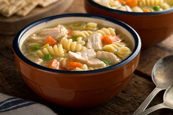 Un tazón de deliciosa sopa casera de fideos de pollo grueso . — Foto de Stock