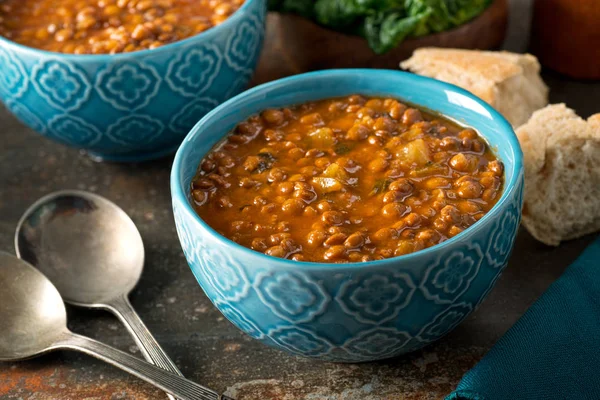 Uma tigela de deliciosa sopa de lentilha caseira e enrolado . — Fotografia de Stock