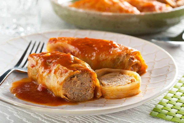 Deliciosos rolos de repolho caseiros com carne de porco moída, arroz e molho de tomate . — Fotografia de Stock