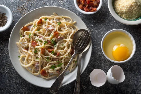 おいしいパスタ カルボナーラ フェットチーネ、ベーコン、パセリ、パルメザン チーズと卵のプレート. — ストック写真