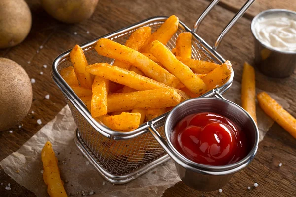 Kryddig rutinerade pommes frites — Stockfoto