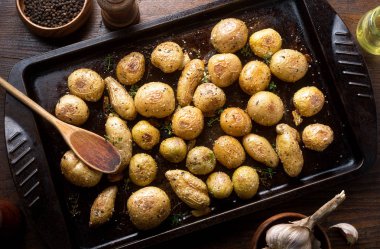 Ot ve sarımsak bebek patates kavrulmuş