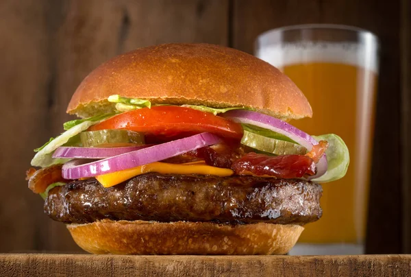 Cheeseburger com bacon — Fotografia de Stock