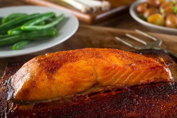 Salmão de tábua de cedro de churrasco — Fotografia de Stock