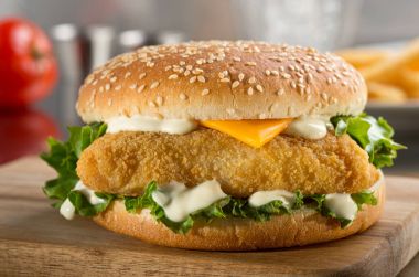 Çıtır balık burger peynir, marul ve mayonez ile.