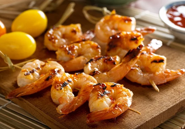 Brochettes de crevettes grillées sucrées et épicées — Photo