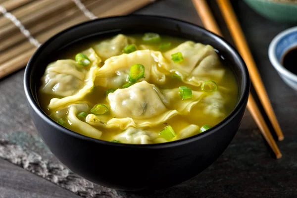 Sopa Wonton com cebolinha — Fotografia de Stock