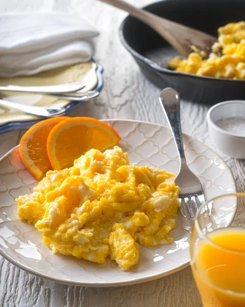 Rührei mit Orangenscheiben — Stockfoto