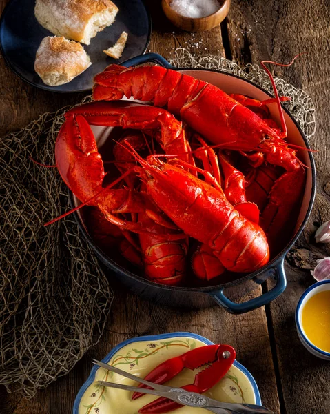 Lobsters em pote em uma mesa de madeira rústica . — Fotografia de Stock