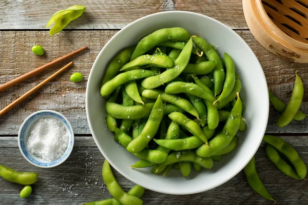 Edamame cozido no vapor com sal marinho — Fotografia de Stock