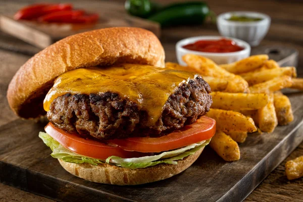 Cheeseburger e batatas fritas — Fotografia de Stock