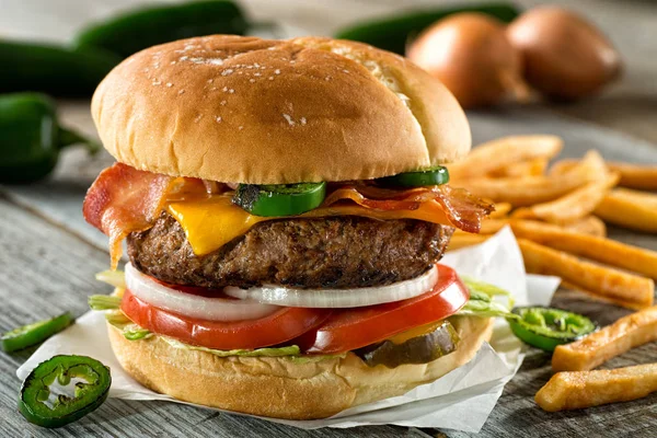 Bacon Cheddar Jalapeno Burger — Stock Fotó