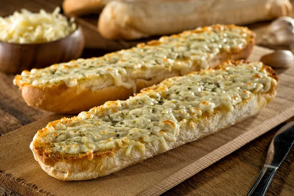 Knoblauchbrot mit geschmolzenem Mozzarella und Kräutern — Stockfoto