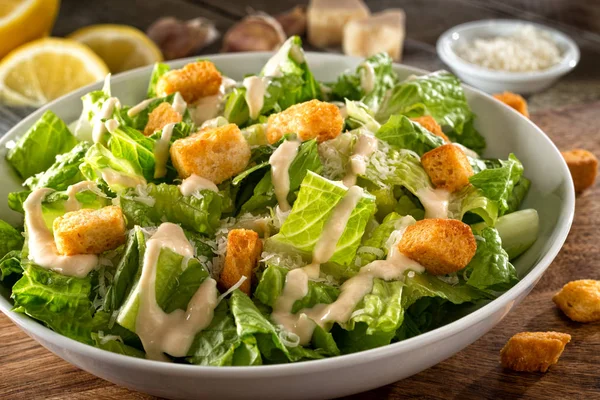Caesar salaatti — kuvapankkivalokuva